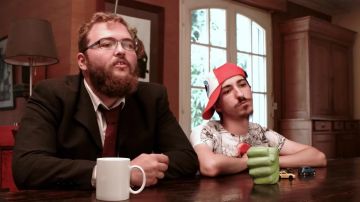 La taza de la mano de Hulk en los enlacesTheSun's New Adventures of Aladdin video de youtube