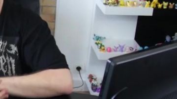 La figura de Pokemon Mew vista en No pero viste lo que estás escuchando 10 - Linksthesun Blooper