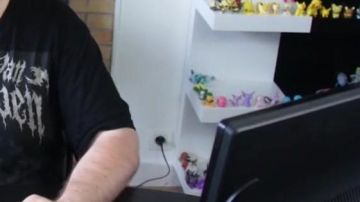 La figura de Pokemon Mewtwo vista en No pero viste lo que estás escuchando 10 - Linksthesun Blooper