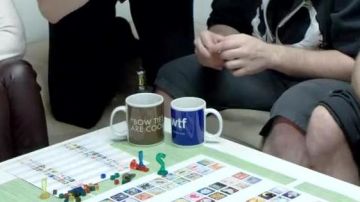 La taza WTF en el video de YouTube ¡Parte del concepto con la familia! por LinksTheSun