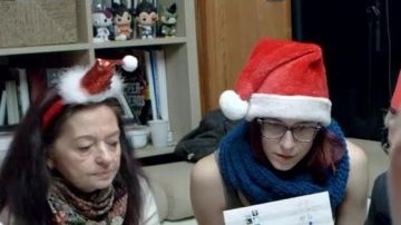 El libro Superhéroes en el cine en el vídeo de YouTube ¡Parte del concepto con la familia! por LinksTheSun