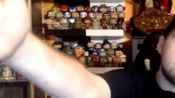 La figurine Funko Pop de Voldemort (Ralph Fiennes / Harry Potter) dans la vi­déo You­Tube "Une nou­velle émis­sion sur la chaîne Links­The­Sun !"