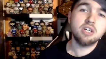 La figurine Funko Pop Méchante Reine (Blanche-Neige et les Sept Nains, Disney) dans la vi­déo "Une nou­velle émis­sion sur la chaîne Links­The­Sun !"