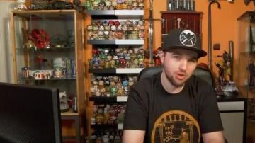 La figura de Funko Pop Deadpool (Marvel) en el video de youtube "50/50 on Polisse" de LinkstheSun