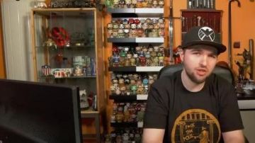 La figura de Funko Pop Groot (Guardianes de la Galaxia) en el vídeo de youtube 50/50 sobre Polisse de LinkstheSun