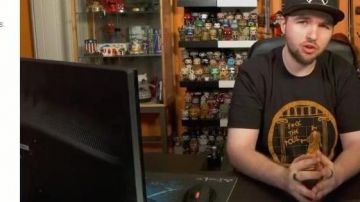 La figura de Funko Pop Severus Rogue (Harry Potter) en el video de YouTube de LinksTheSun "50/50 on Polisse"