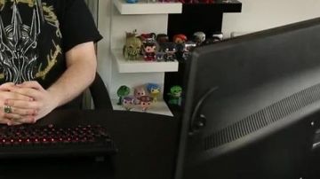 La figura funko pop joie (Joy, Inside Out) de Vice Versa (Disney) vista en el video de youtube "Toujours Debout - Renaud"