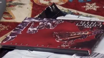 Le cd Reach The Fire de The Warm Lair dans la vidéo youtube On ouvre vos cadeaux !  de  LinksTheSun