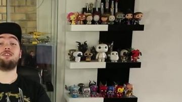 La estatuilla de vinilo Funko Pop de Fluttershy (My Little Pony) vista en el video "Toujours debout - Renaud (crítica)