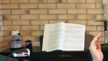 The plush sound Dalek white in the YouTube video Linksthesun - Last dance - Indila of LinksTheSun