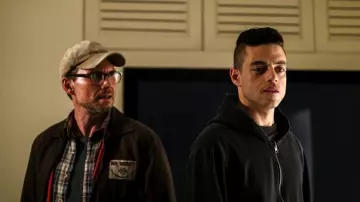 The jacket of work Mister Robot Mr. Robot (Christian Slater) in Mr. Robot S02E08
