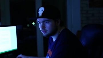 La gorra "The Punisher" usada en el video de YouTube No, pero viste lo que estás escuchando - Jul (2017) de LinksTheSun