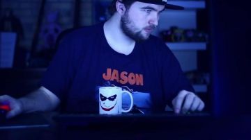 La taza del Joker que aparece en la introducción del video de YouTube No, pero viste lo que estás escuchando - Jul (2017) de LinksTheSun