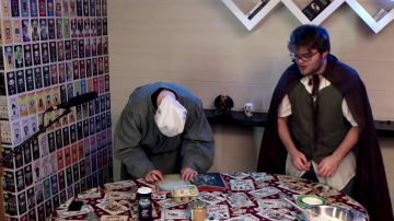 La figura de Funko Pop Star Wars Kylo Ren vista en el video de YouTube "On cooking elven Lembas!" de LinksTheSun