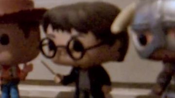 La figura funko pop de Harry Potter de LinksTheSun en su video "Canciones francesas: el momento en que metió la pata"