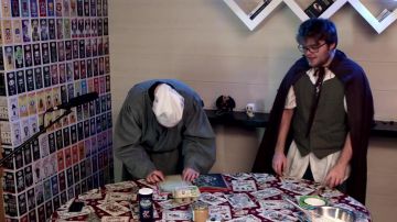 La figura funko pop r2d2 en el video de YouTube "We cook elven Lembas!" de LinksTheSun