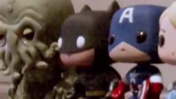 La figura de Funko Pop Batman vista en el video "Canciones francesas: el momento en que metió la pata" de Linksthesun