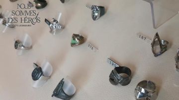 El anillo de Galaxium "Soy el explorador" visto en el video "Vlog - LinksTheSun at Geek Faëries 2017"