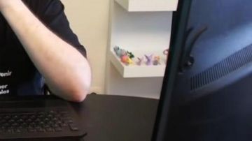 La estatuilla de Pokémon Cresselia de Linksthesun vista en su video "Last Dance - Indila"