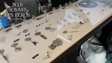 El anillo de cromo Galaxium "I am the Claw" visto en el video "Vlog - LinksTheSun at Geek Faëries 2017" de Linksthesun