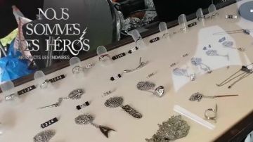 El collar galaxium Chrome "I am the commander" visto en el video "Vlog - LinksTheSun at Geek Faëries 2017"