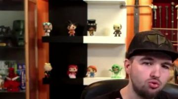 La figura pop funko del viernes 13 vista en el video de Youtube "Canciones francesas: el momento en que metió la pata" de LinkstheSun