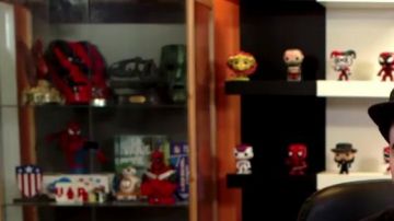 La figurine Funko Pop de Undertaker dans la video "Chansons françaises : le moment où ça a merdé" de Linksthesun