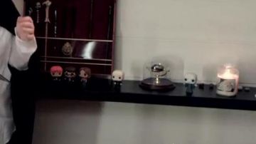 La figurine Funko Pop de Ron Weasley (Harry potter) dans la video "On cuisine de la Bièraubeurre de Harry Potter !" de Linksthesun