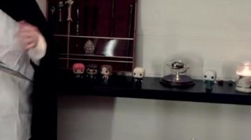 La figura funko pop de Harry Potter en el video "On cuisine de la Bièraubeurre de Harry Potter!" de Linksthesun