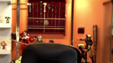 La figurine Funko Pop de Wall E dans la video "Chansons françaises : le moment où ça a merdé" de Linksthesun