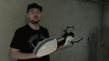 Portal Gun (Neca) vu dans Chansons françaises : le moment où ça a merdé (critique) (Linksthesun)