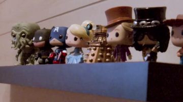 La figurine Funko Pop de Cthulhu (HP Lovecraft) dans la video "Chansons françaises : le moment où ça a merdé" de Linksthesun