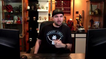 La figura Funko Pop de Eve (Wall E, Disney) en el video "French songs: the moment when it screwed up" de Linksthesun