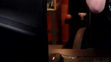 La figura Funko Pop de Dobby (Harry Potter) en el video "Chansons françaises: le moment où ça a merdé" de Linksthesun