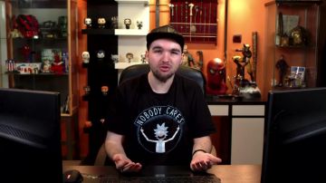 La figura Funko Pop de Ryuk (Death Note) en el video "Chansons françaises: le moment où ça a merdé" de Linksthesun