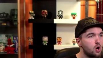 La figura funko pop de Scream en el video "French Songs: The Moment It Screwed Up" de Linksthesun