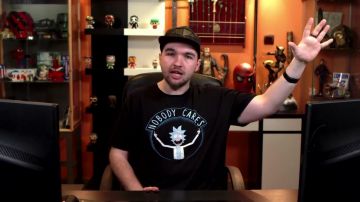 La figura Funko Pop de Néo (Matrix) en el video "French songs: the moment when it screwed up" de Linksthesun