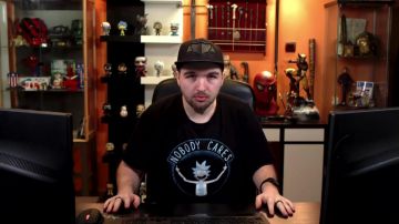La figura funko pop de Kylo Ren (Star Wars) en el video "French songs: the moment it screwed up" de Linksthesun