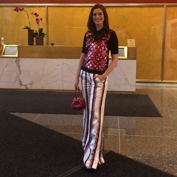 Le pantalon fluide à rayures blanc rouge et bleu d'Anne Hattaway sur Instagram