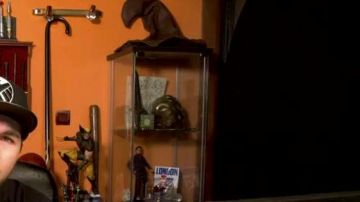 Réplica de la máscara del sacerdote dragón de Skyrim (hecha a mano) vista en el video de LinkstheSun "Polisse - 50/50"