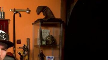 La réplica del Skin Choice (Sorting Hat, Warner Bros.) vista en el video "Polisse - 50/50" de Linksthesun