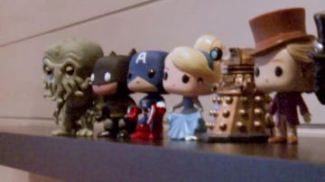 La estatuilla Funko Pop de Cthulu vista en el video "Canciones francesas: el momento en que metió la pata" de Linksthesun