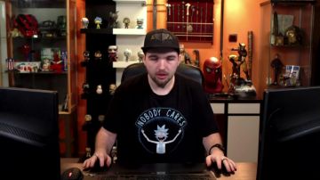 La máscara de Kane (ventana izquierda) de LinksTheSun vista en el video "Canciones francesas: el momento en que metió la pata"