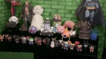 La figura pop funky de Shredder en el video de youtube de LinksTheSun Fan Theories in Cinema