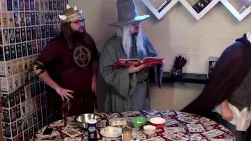 El disfraz de Gandalf el Gris (El Señor de los Anillos) en el video de Linksthesun "¡Cocinamos lembas élficos!"
