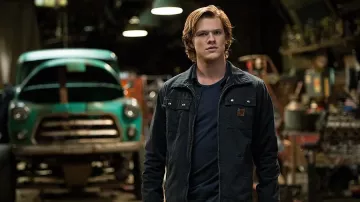 Bleu Carhartt Veste portée par Angus MacGyver aka Mac (Lucas Till) comme on le voit dans l'2016 série MacGyver