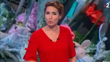 El vestido rojo cuello en V con nudos en las mangas de Mare-Sophie Lacarrau en Le 13H de France 2 del 30/05/2018