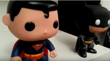 La figura del superhombre funko pop en el video de LinksTheSun Fan Theories in the Cinema