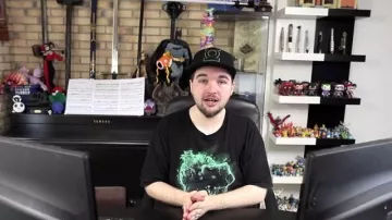 The miniature Headcrab half life in the Youtube video Is that you love me - Maitre Gims of LinksTheSun