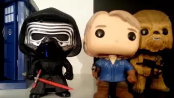 The figurine funko pop Kylo Ren in the youtube video theories of fan cinema to LinksTheSun